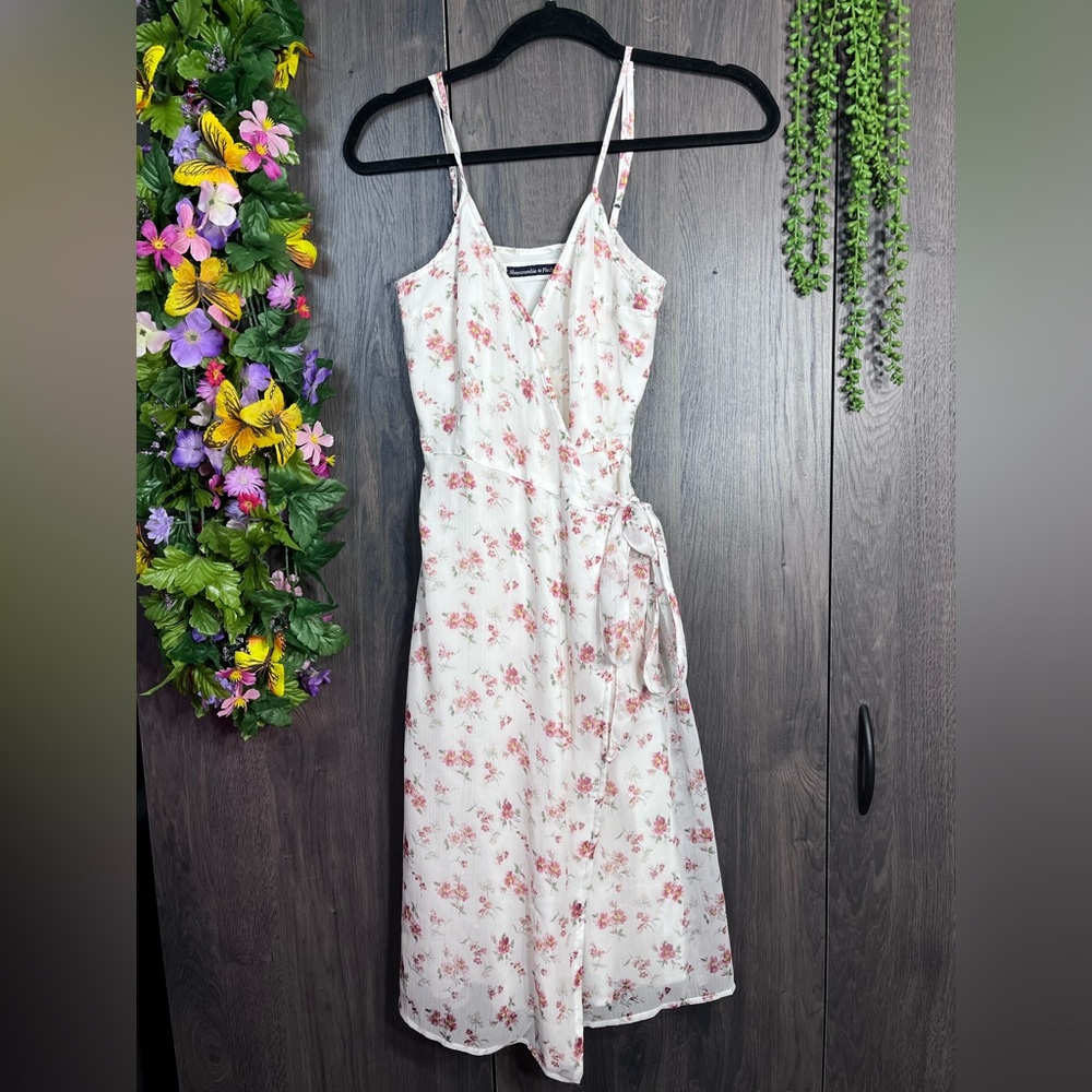 ~-💙2/$40💙Abercrombie & Fitch Floral Printed Wrap Dress Size XS